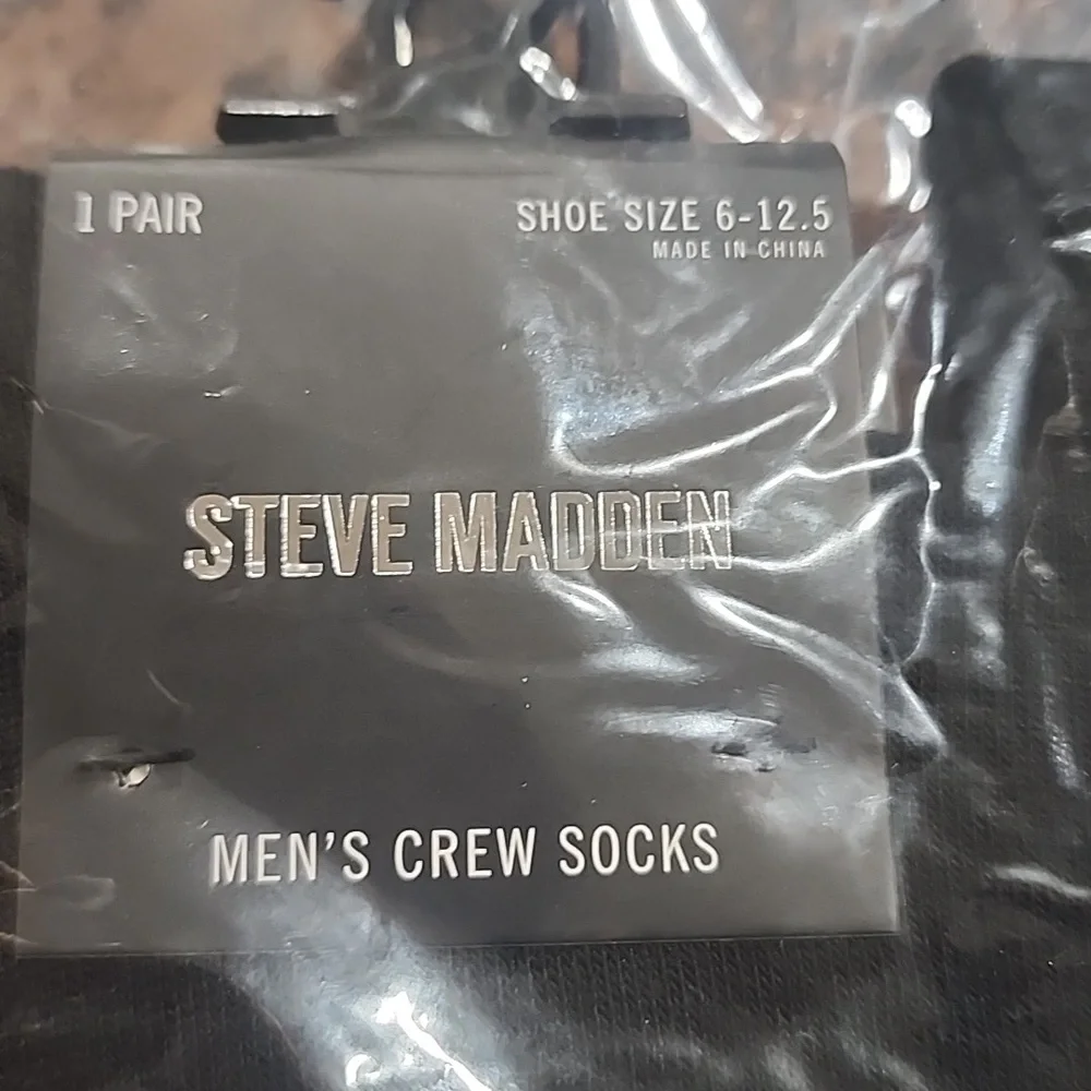 Steve Madden Men’s Crew Socks 6-12.5. 2 Pair Black-Rose And Skateboard NEW!